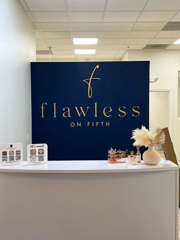 Flawless on Fifth - Front Desk